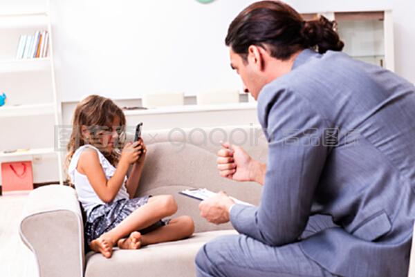 照顾小女孩的儿童心理学家