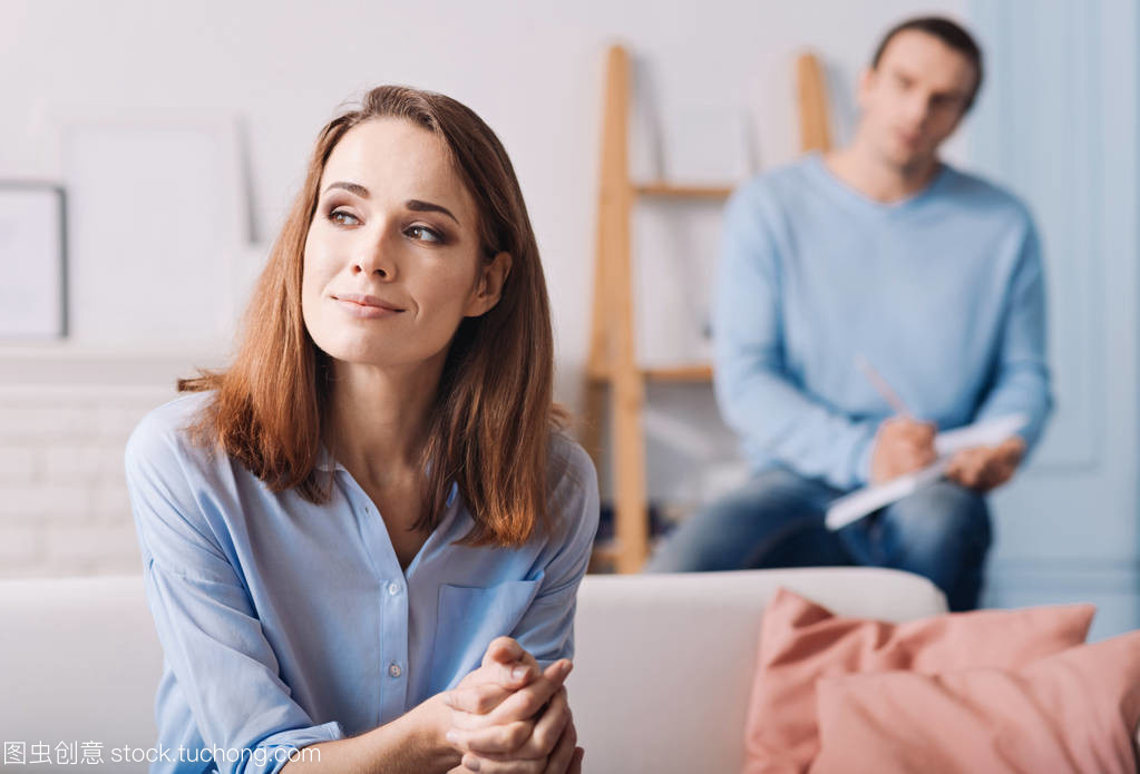 咨询与专业心理学家的女人