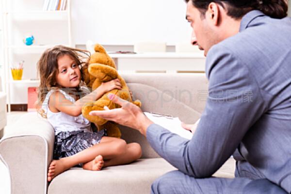 呵护幼小心灵 儿童心理学家如何帮助小女孩健康成长